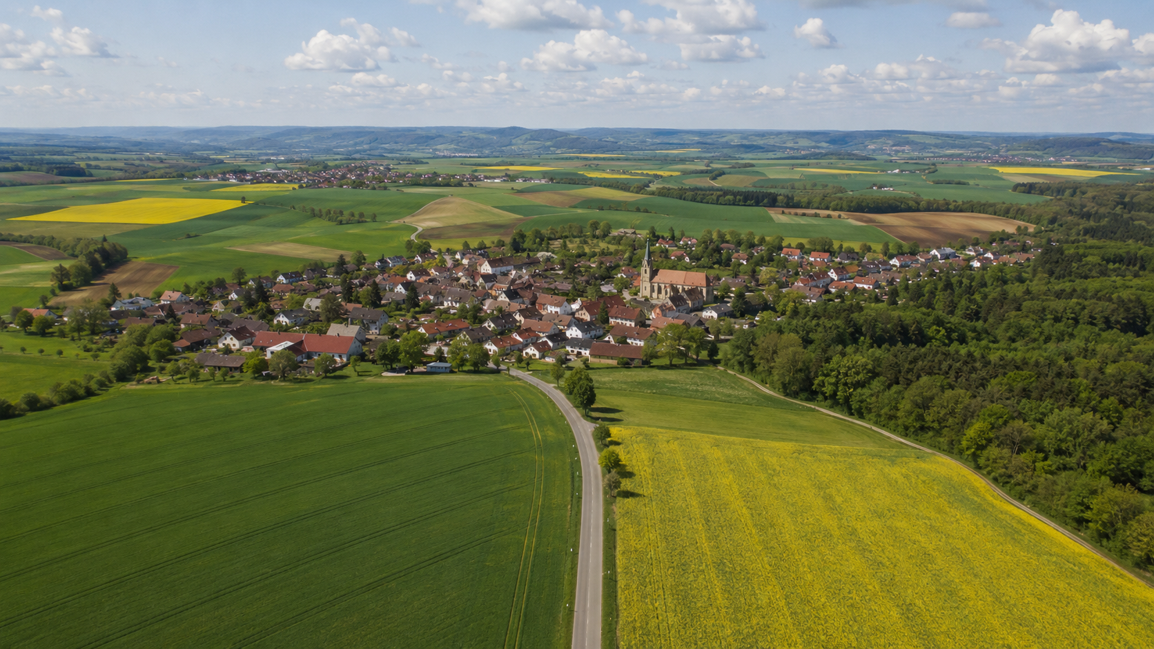 Luftaufnahme eines Rapsfeldes mit Feldweg in Unterfranken, Mai 2026
